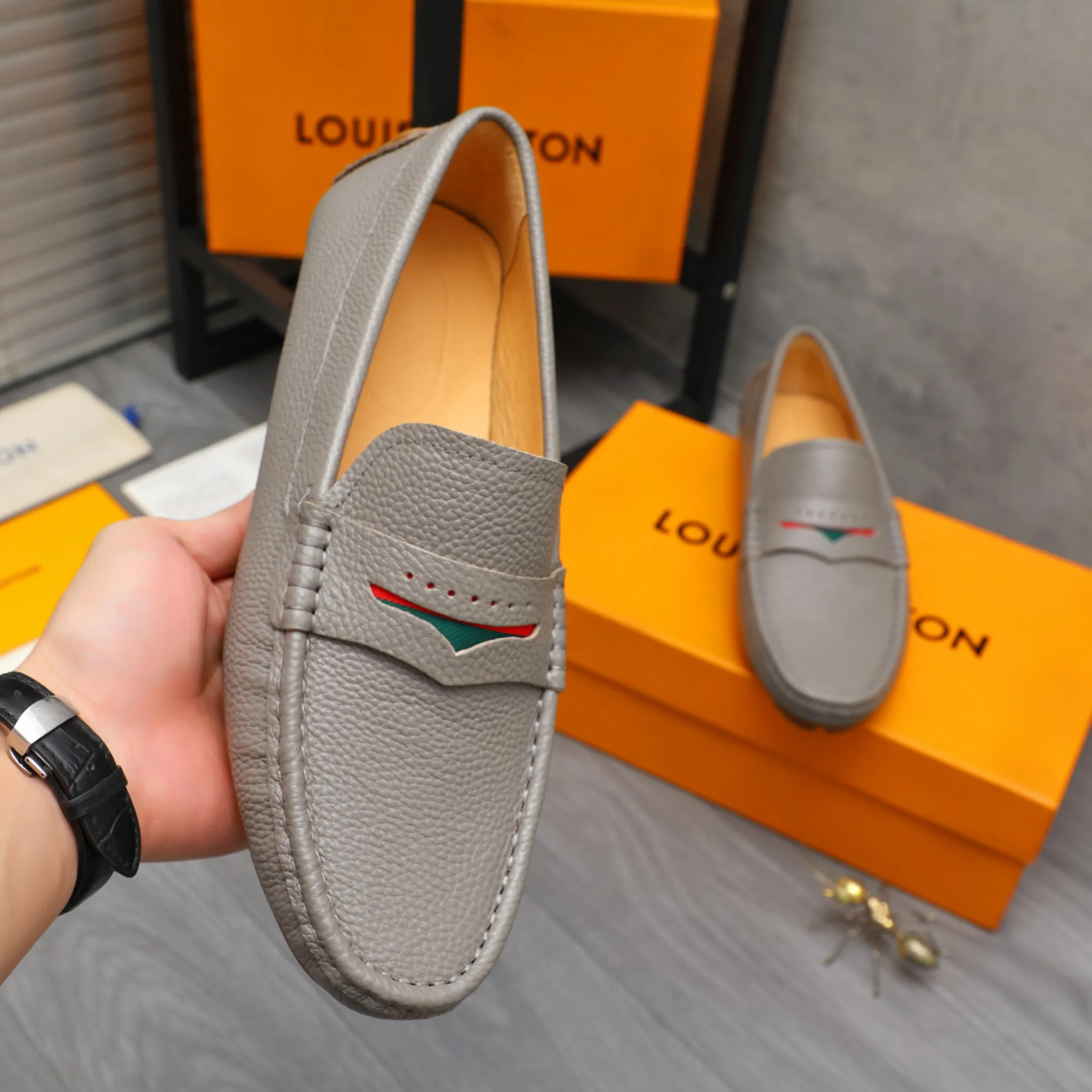 Men's shoes 💰360 Product trademark: LV "Louis Vuitton" casual slip-on men's shoes Regular size: 38-45 Product material: Selected pebbled cowhide upper, pigskin lining, rubber outsole